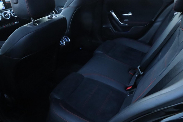 Mercedes-Benz A-Klasse 180 AMG | PANO | Sfeerverlichting | Camera | Nette auto!