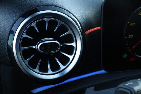 Mercedes-Benz A-Klasse 180 AMG | PANO | Sfeerverlichting | Camera | Nette auto!