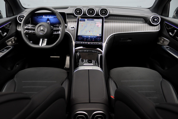 Mercedes-Benz GLC 300e 4MATIC Premium+ AMG Line Aut9 | Luchtvering | Achterasbesturing | Distronic+ | Burmester | Trekhaak | HUD | Verwarmd Stuurwiel | Digital Light | Keyless Go |