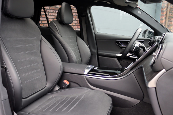 Mercedes-Benz GLC 300e 4MATIC Premium+ AMG Line Aut9 | Luchtvering | Achterasbesturing | Distronic+ | Burmester | Trekhaak | HUD | Verwarmd Stuurwiel | Digital Light | Keyless Go |