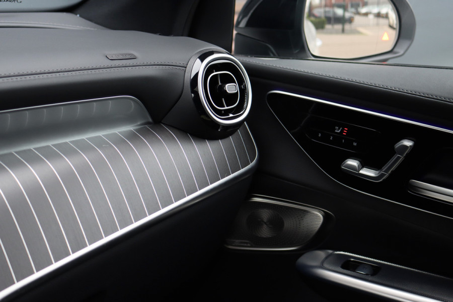 Mercedes-Benz GLC 300e 4MATIC Premium+ AMG Line Aut9 | Luchtvering | Achterasbesturing | Distronic+ | Burmester | Trekhaak | HUD | Verwarmd Stuurwiel | Digital Light | Keyless Go |