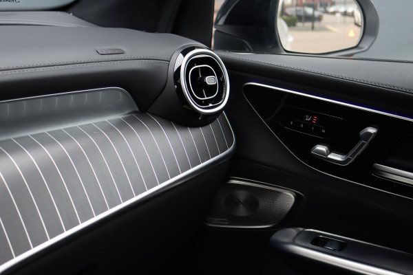 Mercedes-Benz GLC 300e 4MATIC Premium+ AMG Line Aut9 | Luchtvering | Achterasbesturing | Distronic+ | Burmester | Trekhaak | HUD | Verwarmd Stuurwiel | Digital Light | Keyless Go |