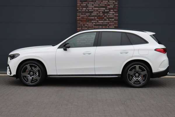 Mercedes-Benz GLC 300e 4MATIC Premium+ AMG Line Aut9 | Luchtvering | Achterasbesturing | Distronic+ | Burmester | Trekhaak | HUD | Verwarmd Stuurwiel | Digital Light | Keyless Go |