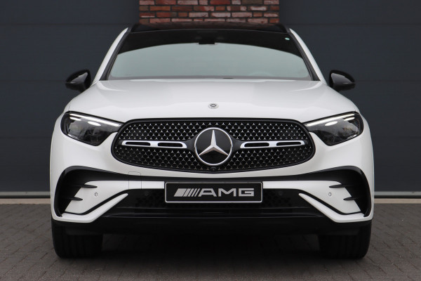 Mercedes-Benz GLC 300e 4MATIC Premium+ AMG Line Aut9 | Luchtvering | Achterasbesturing | Distronic+ | Burmester | Trekhaak | HUD | Verwarmd Stuurwiel | Digital Light | Keyless Go |
