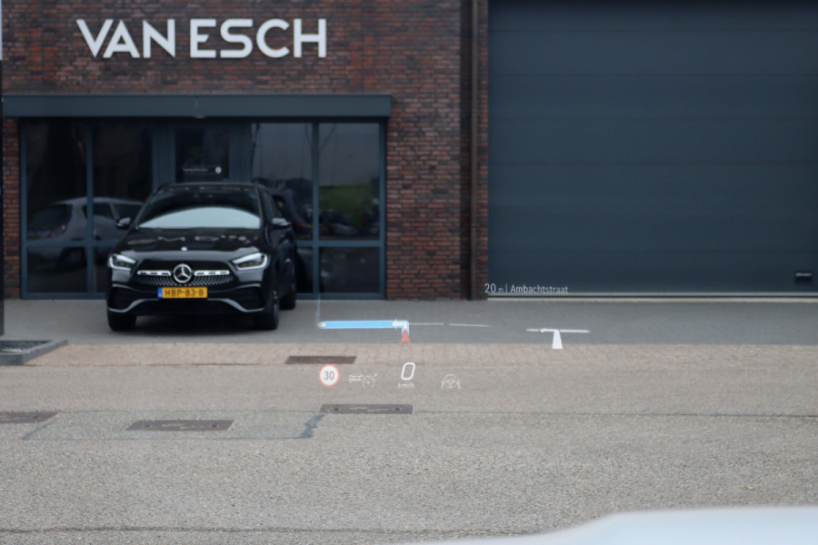 Mercedes-Benz GLC 300e 4MATIC Premium+ AMG Line Aut9 | Luchtvering | Achterasbesturing | Distronic+ | Burmester | Trekhaak | HUD | Verwarmd Stuurwiel | Digital Light | Keyless Go |