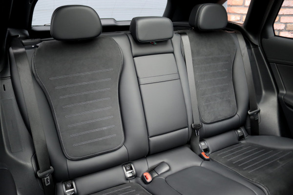 Mercedes-Benz GLC 300e 4MATIC Premium+ AMG Line Aut9 | Luchtvering | Achterasbesturing | Distronic+ | Burmester | Trekhaak | HUD | Verwarmd Stuurwiel | Digital Light | Keyless Go |