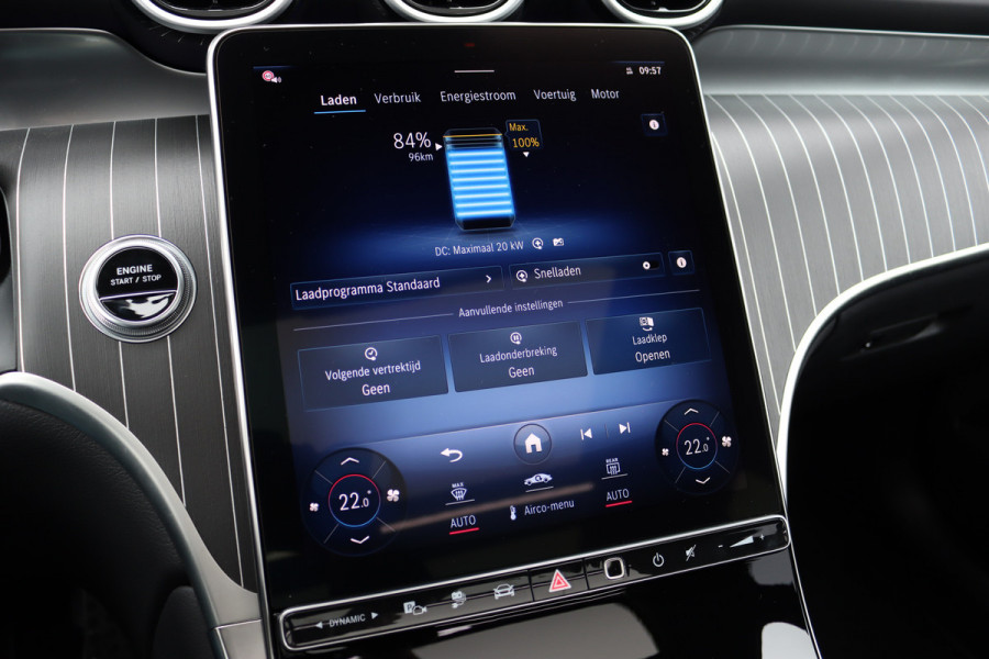 Mercedes-Benz GLC 300e 4MATIC Premium+ AMG Line Aut9 | Luchtvering | Achterasbesturing | Distronic+ | Burmester | Trekhaak | HUD | Verwarmd Stuurwiel | Digital Light | Keyless Go |