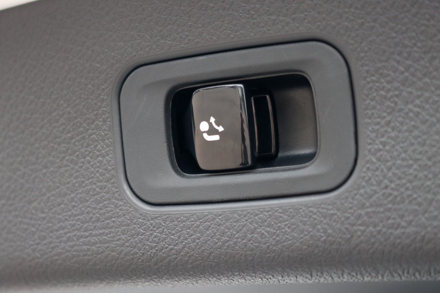 Mercedes-Benz GLC 300e 4MATIC Premium+ AMG Line Aut9 | Luchtvering | Achterasbesturing | Distronic+ | Burmester | Trekhaak | HUD | Verwarmd Stuurwiel | Digital Light | Keyless Go |