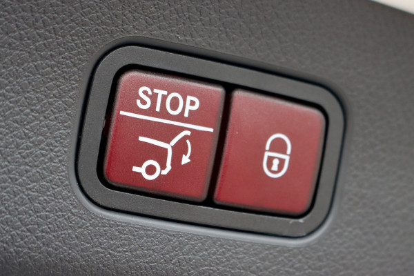 Mercedes-Benz GLC 300e 4MATIC Premium+ AMG Line Aut9 | Luchtvering | Achterasbesturing | Distronic+ | Burmester | Trekhaak | HUD | Verwarmd Stuurwiel | Digital Light | Keyless Go |