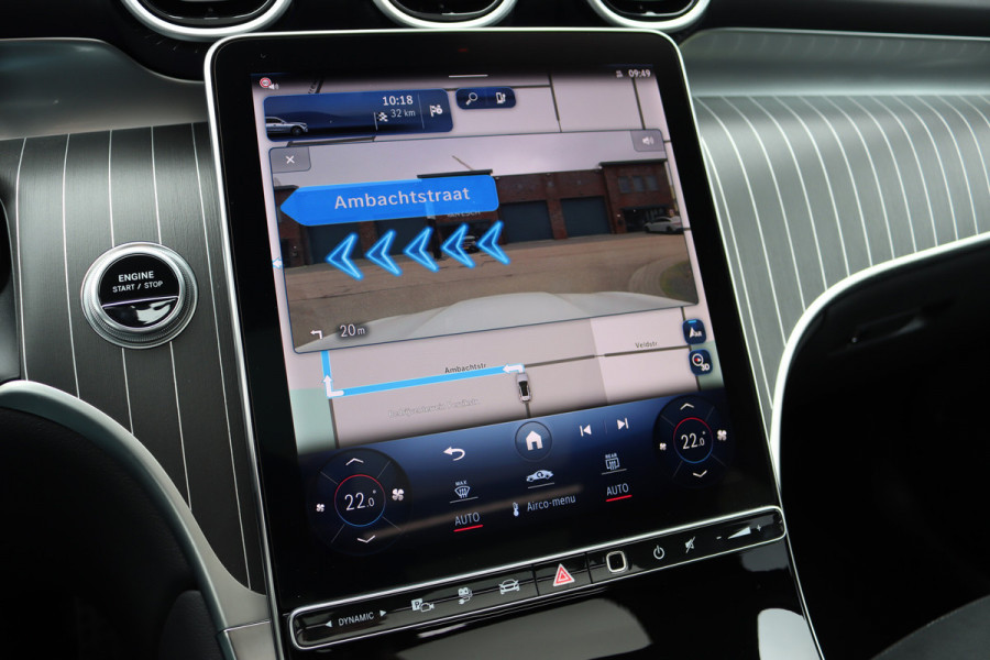 Mercedes-Benz GLC 300e 4MATIC Premium+ AMG Line Aut9 | Luchtvering | Achterasbesturing | Distronic+ | Burmester | Trekhaak | HUD | Verwarmd Stuurwiel | Digital Light | Keyless Go |