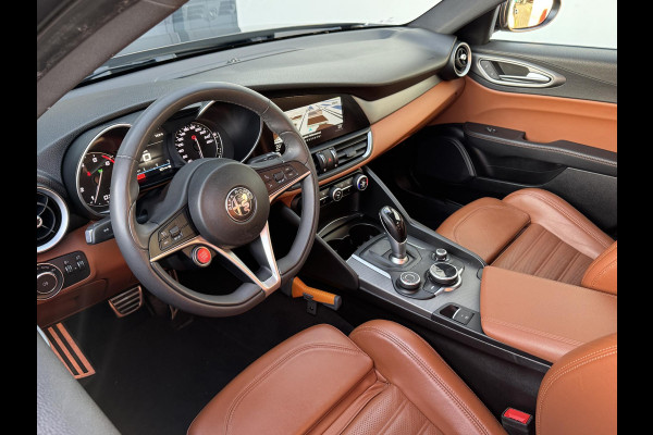 Alfa Romeo Giulia 2.0T Super | Veloce interieur | Xenon | Prijs is rijklaar incl. garantie