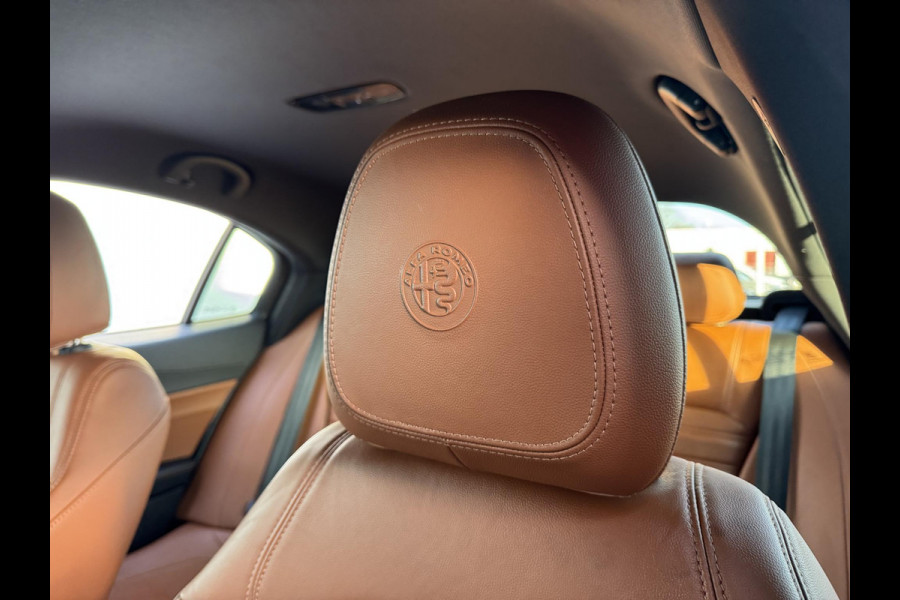 Alfa Romeo Giulia 2.0T Super | Veloce interieur | Xenon | Prijs is rijklaar incl. garantie