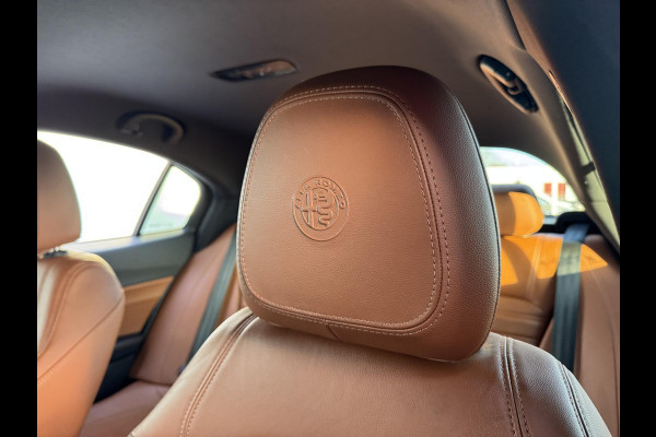 Alfa Romeo Giulia 2.0T Super | Veloce interieur | Xenon | Prijs is rijklaar incl. garantie