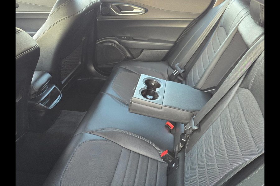 Alfa Romeo Giulia 2.0T Sport / AUT / ECC / Elek Pakket / Stuurverwarming / Stoelverwarming / Led / Pdc / Allu Velgen