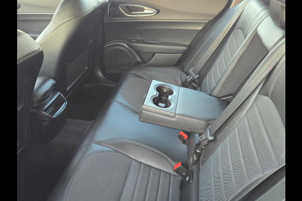 Alfa Romeo Giulia 2.0T Sport / AUT / ECC / Elek Pakket / Stuurverwarming / Stoelverwarming / Led / Pdc / Allu Velgen