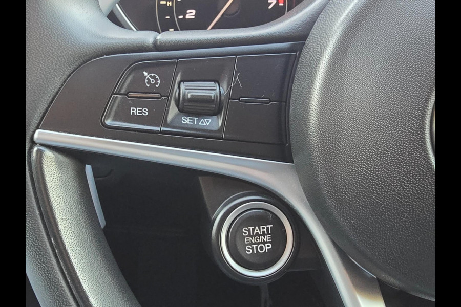 Alfa Romeo Giulia 2.0T Sport / AUT / ECC / Elek Pakket / Stuurverwarming / Stoelverwarming / Led / Pdc / Allu Velgen