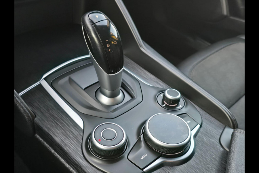 Alfa Romeo Giulia 2.0T Sport / AUT / ECC / Elek Pakket / Stuurverwarming / Stoelverwarming / Led / Pdc / Allu Velgen
