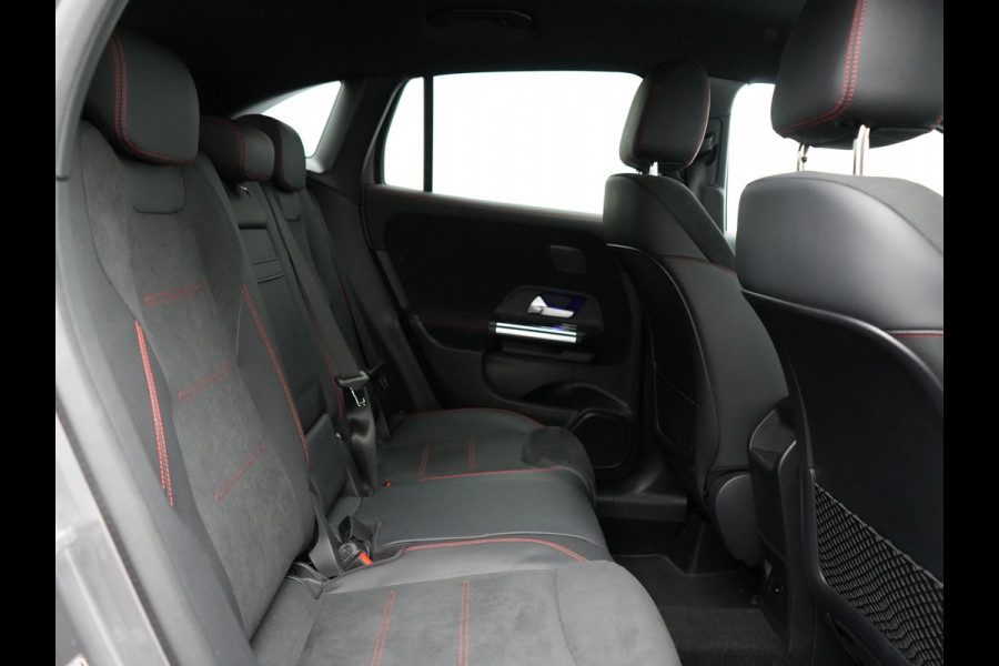 Mercedes-Benz GLA 250 e AMG Line Plug In Hybrid 218pk Dealer O.H PHEV | Adaptive Cruise | 360 Camera | Multibeam LED | Alcantara Sportstoelen Verwarmd | Sfeerverlichting | Apple Carplay | Blis | Pilot Assist | Widescreen Navi | Virtual | DAB |