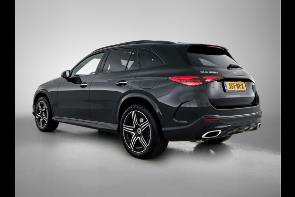Mercedes-Benz GLC 300 e 4MATIC AMG Plug-In Hybride AMG Line Premium Plus | Night Pakket | Alarm Klasse 3 | trekhaak | Panorama Schuif-Kanteldak | 20 Inch AMG Velgen | Distronic. Inclusief 24 maanden MB Certified garantie voor Europa.