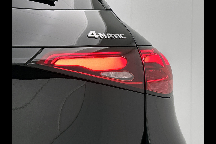 Mercedes-Benz GLC 300 e 4MATIC AMG Plug-In Hybride AMG Line Premium Plus | Night Pakket | Alarm Klasse 3 | trekhaak | Panorama Schuif-Kanteldak | 20 Inch AMG Velgen | Distronic. Inclusief 24 maanden MB Certified garantie voor Europa.