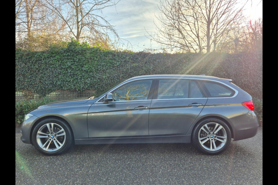 BMW 3 Serie Touring Nbt EVO Apple CarPlay LM Velgen Trekhaak NAP NL Gave Kleur 320i Luxury Edition