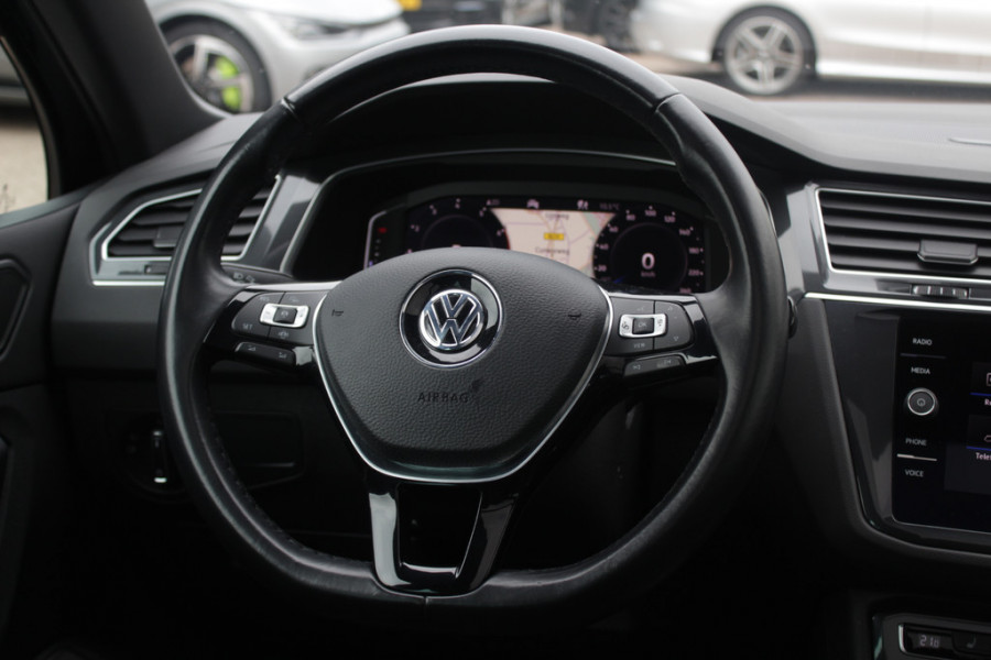 Volkswagen Tiguan Allspace 1.5 TSI Highline Business R / Trekhaak / Camera / Navigatie / Keyless / 19'' / Stoelverwarming / DAB / ACC