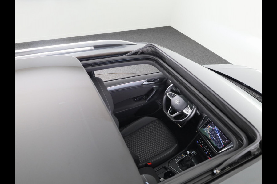 Volkswagen Tiguan 1.4 TSI eHybrid Life/Active 245 pk Automaat (DSG) | Navigatie | Panoramadak | Parkeersensoren (Park assist) | Rondomzicht camera | Stoelverwarming v/a |