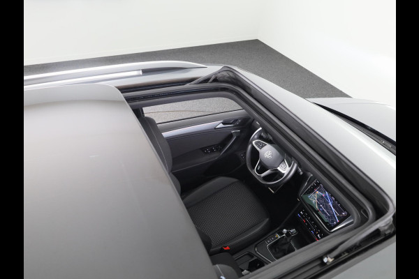 Volkswagen Tiguan 1.4 TSI eHybrid Life/Active 245 pk Automaat (DSG) | Navigatie | Panoramadak | Parkeersensoren (Park assist) | Rondomzicht camera | Stoelverwarming v/a |