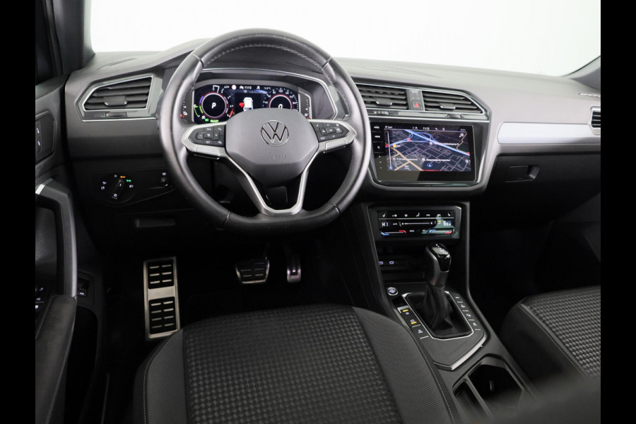Volkswagen Tiguan 1.4 TSI eHybrid Life/Active 245 pk Automaat (DSG) | Navigatie | Panoramadak | Parkeersensoren (Park assist) | Rondomzicht camera | Stoelverwarming v/a |