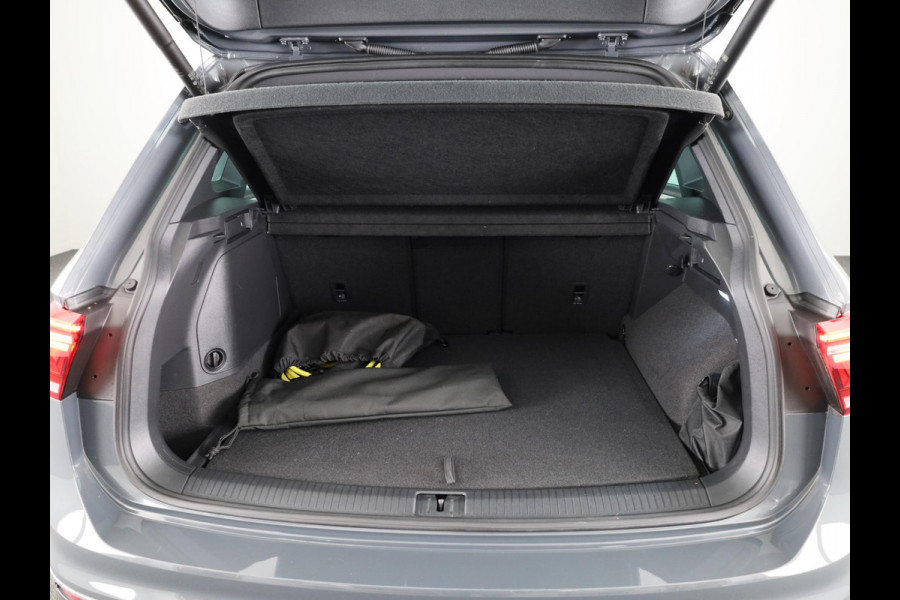 Volkswagen Tiguan 1.4 TSI eHybrid Life/Active 245 pk Automaat (DSG) | Navigatie | Panoramadak | Parkeersensoren (Park assist) | Rondomzicht camera | Stoelverwarming v/a |