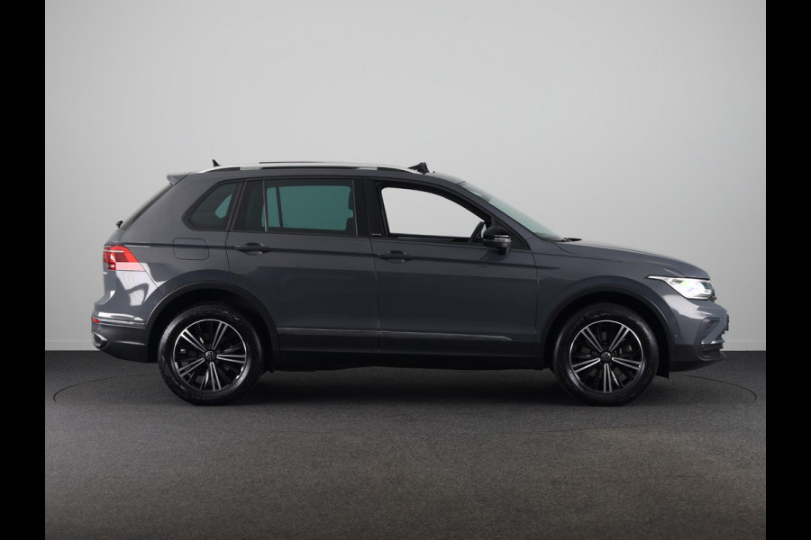 Volkswagen Tiguan 1.4 TSI eHybrid Life/Active 245 pk Automaat (DSG) | Navigatie | Panoramadak | Parkeersensoren (Park assist) | Rondomzicht camera | Stoelverwarming v/a |