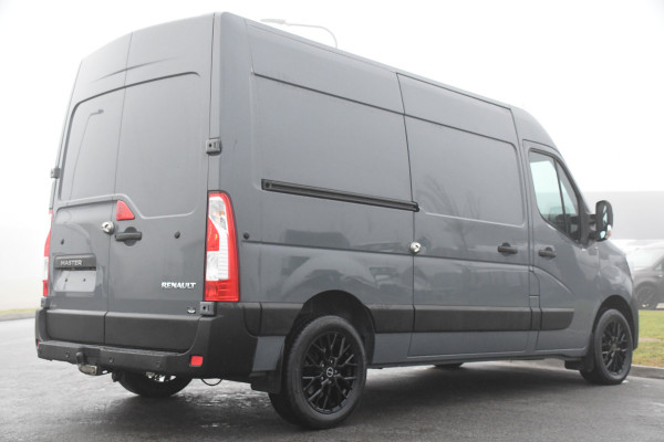 Renault Master T35 2.3 dCi 135 L2H2 PB Edtion Camera, Cruise, Carplay, 2 x Schuifdeur, Trekhaak, Multimedia, 135pk, NAVI, Sensoren, Uniek!