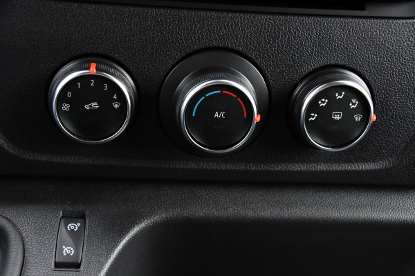 Renault Master T35 2.3 dCi 135 L2H2 PB Edtion Camera, Cruise, Carplay, 2 x Schuifdeur, Trekhaak, Multimedia, 135pk, NAVI, Sensoren, Uniek!