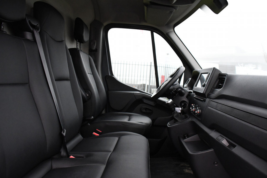 Renault Master T35 2.3 dCi 135 L2H2 PB Edtion Camera, Cruise, Carplay, 2 x Schuifdeur, Trekhaak, Multimedia, 135pk, NAVI, Sensoren, Uniek!