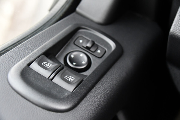 Renault Master T35 2.3 dCi 135 L2H2 PB Edtion Camera, Cruise, Carplay, 2 x Schuifdeur, Trekhaak, Multimedia, 135pk, NAVI, Sensoren, Uniek!