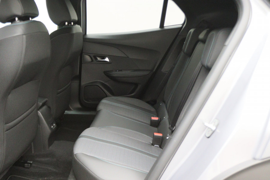 Peugeot e-2008 EV Allure 50 kWh Virtual Cockpit, Cruise, Camera, Apple Carplay, Stoelverwarming, 17''