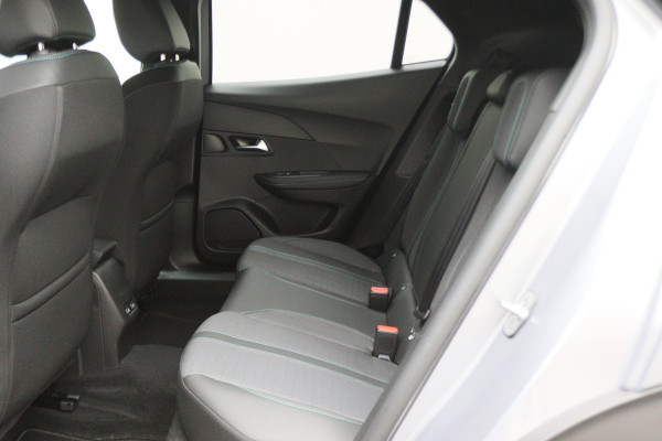 Peugeot e-2008 EV Allure 50 kWh Virtual Cockpit, Cruise, Camera, Apple Carplay, Stoelverwarming, 17''