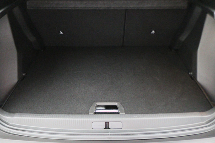 Peugeot e-2008 EV Allure 50 kWh Virtual Cockpit, Cruise, Camera, Apple Carplay, Stoelverwarming, 17''