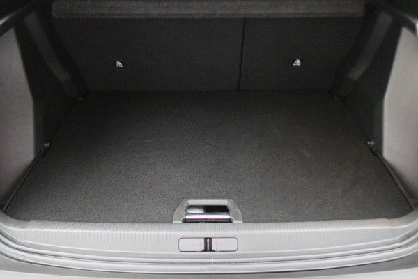 Peugeot e-2008 EV Allure 50 kWh Virtual Cockpit, Cruise, Camera, Apple Carplay, Stoelverwarming, 17''