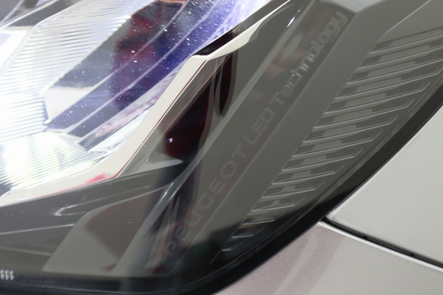 Peugeot e-2008 EV Allure 50 kWh Virtual Cockpit, Cruise, Camera, Apple Carplay, Stoelverwarming, 17''