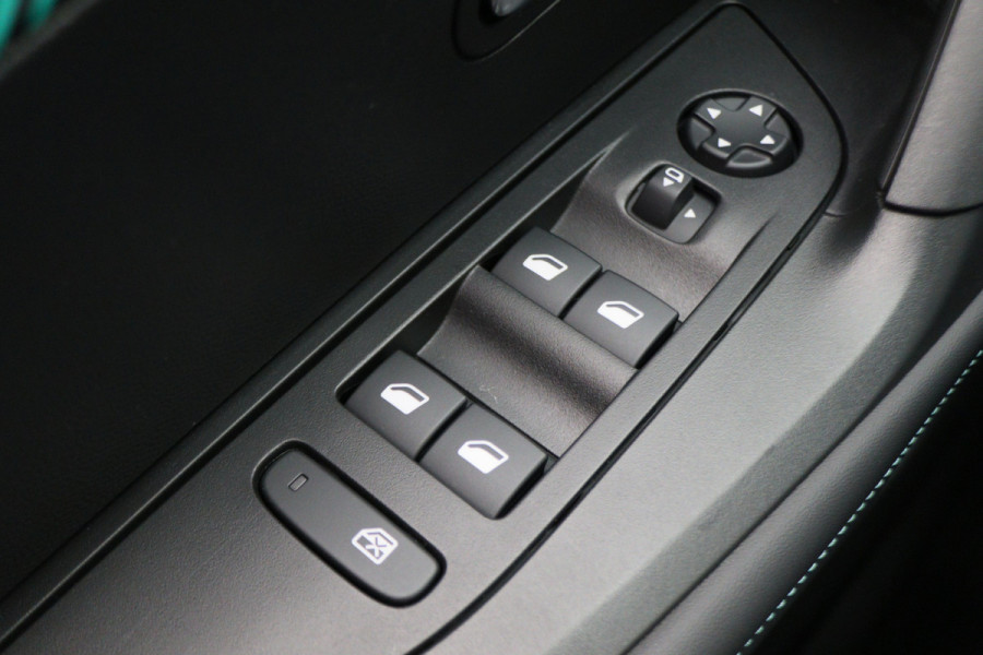 Peugeot e-2008 EV Allure 50 kWh Virtual Cockpit, Cruise, Camera, Apple Carplay, Stoelverwarming, 17''