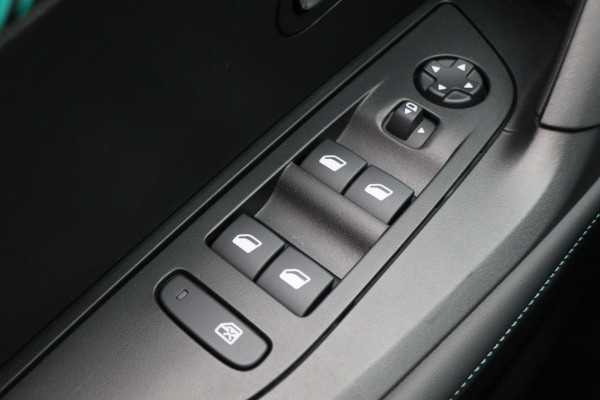 Peugeot e-2008 EV Allure 50 kWh Virtual Cockpit, Cruise, Camera, Apple Carplay, Stoelverwarming, 17''
