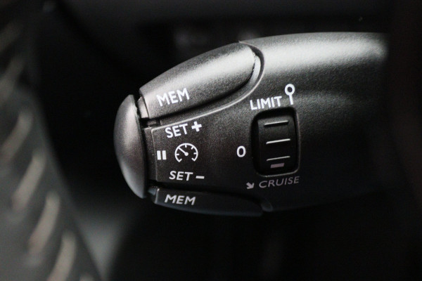 Peugeot e-2008 EV Allure 50 kWh Virtual Cockpit, Cruise, Camera, Apple Carplay, Stoelverwarming, 17''