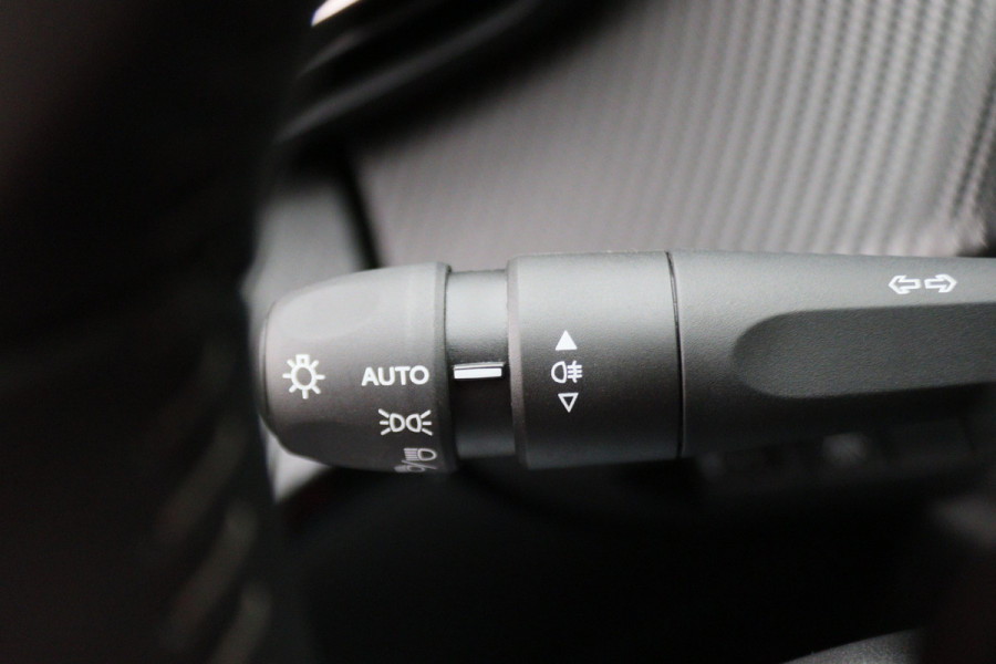 Peugeot e-2008 EV Allure 50 kWh Virtual Cockpit, Cruise, Camera, Apple Carplay, Stoelverwarming, 17''