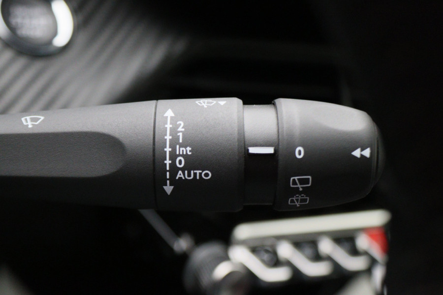 Peugeot e-2008 EV Allure 50 kWh Virtual Cockpit, Cruise, Camera, Apple Carplay, Stoelverwarming, 17''