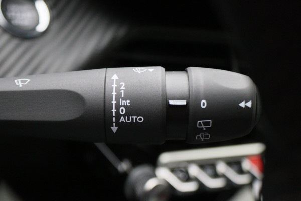 Peugeot e-2008 EV Allure 50 kWh Virtual Cockpit, Cruise, Camera, Apple Carplay, Stoelverwarming, 17''