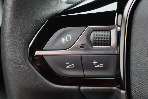 Peugeot e-2008 EV Allure 50 kWh Virtual Cockpit, Cruise, Camera, Apple Carplay, Stoelverwarming, 17''