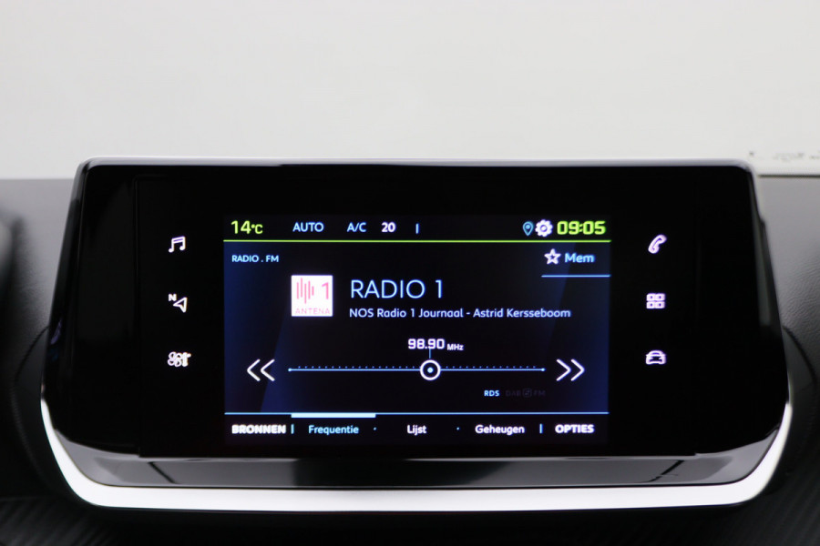 Peugeot e-2008 EV Allure 50 kWh Virtual Cockpit, Cruise, Camera, Apple Carplay, Stoelverwarming, 17''