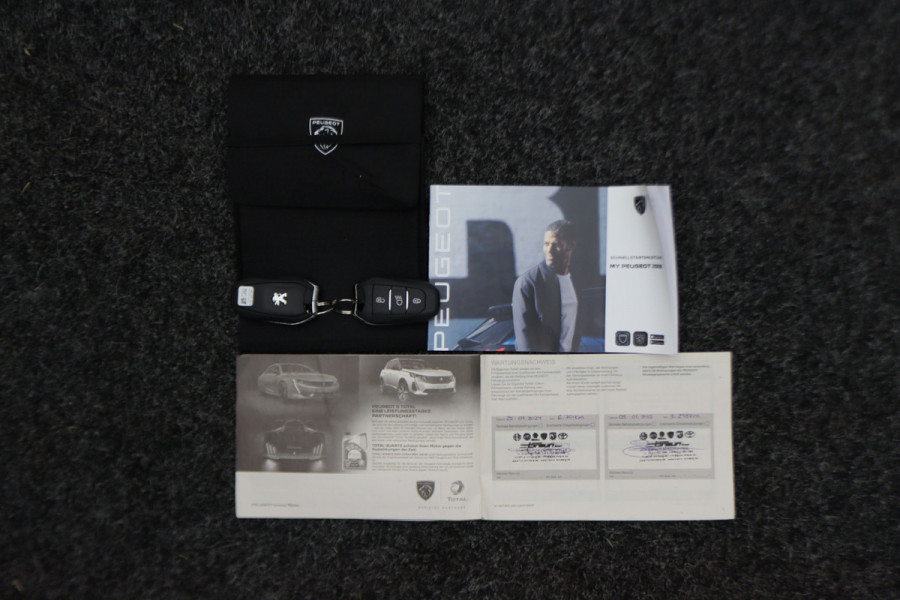 Peugeot e-2008 EV Allure 50 kWh Virtual Cockpit, Cruise, Camera, Apple Carplay, Stoelverwarming, 17''