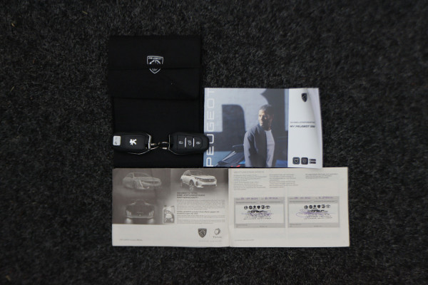 Peugeot e-2008 EV Allure 50 kWh Virtual Cockpit, Cruise, Camera, Apple Carplay, Stoelverwarming, 17''